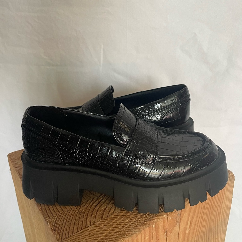 GBG Los Angeles Black patent leather platform loafers
